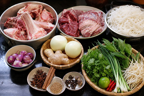 chuẩn bị các nguyên liệu tươi nấu phở bò