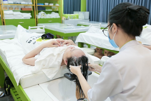 gội đầu thư giãn và chăm sóc da mặt