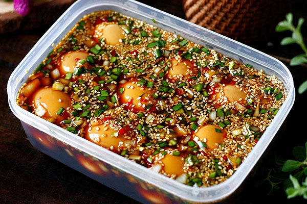 không nên tái sử dụng nước tương đã ngâm trứng
