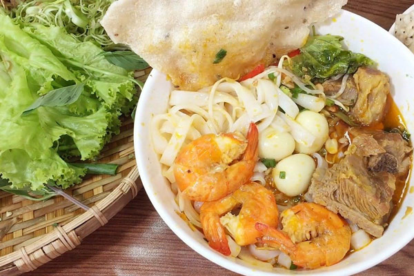 mì Quảng sườn heo tôm trứng