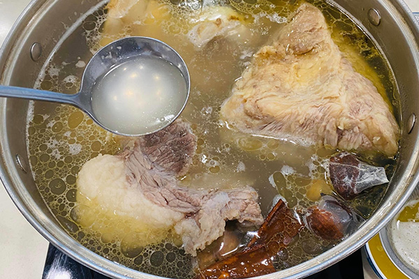 ninh nước dùng phở bò trên lửa nhỏ