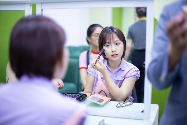 trang điểm ứng dụng theo xu hướng