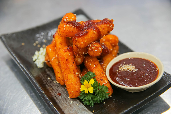 bánh gạo chiên xốt cay ngọt