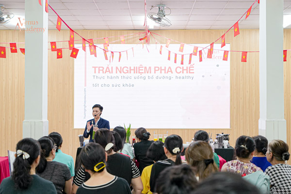 Giảng viên giới thiệu về các loại thức uống