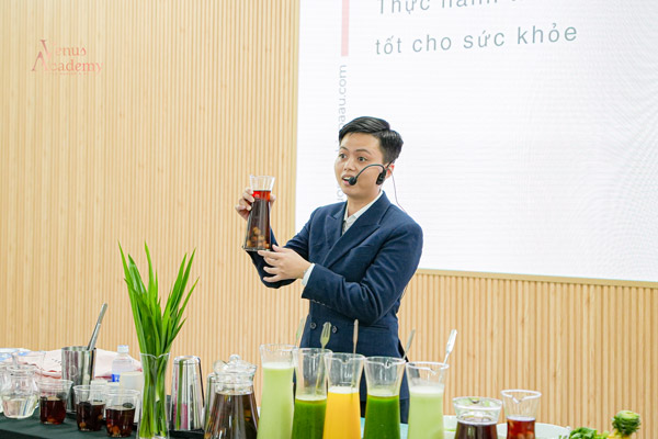 giảng viên thị phạm đồ uống bổ dưỡng