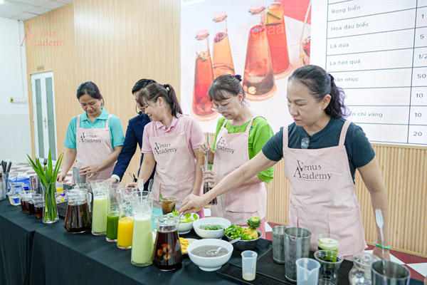 học viên thực hành pha chế