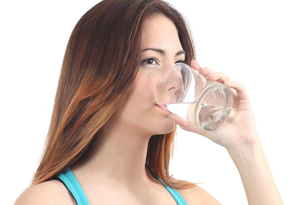 uống đủ nước mỗi ngày để cấp ẩm cho da