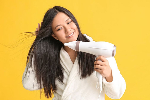 sấy tóc ở nhiệt độ vừa phải