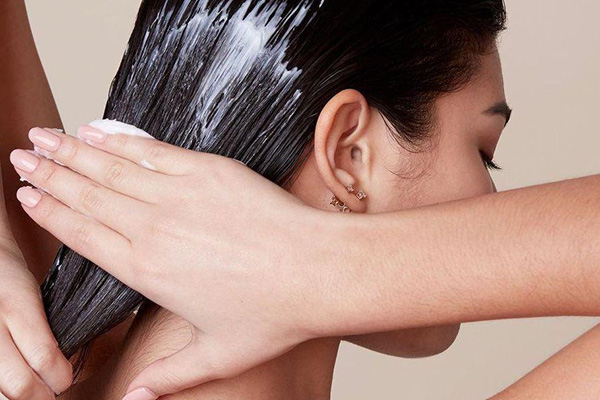 thoa dầu xả tập trung ở phần thân và ngọn tóc