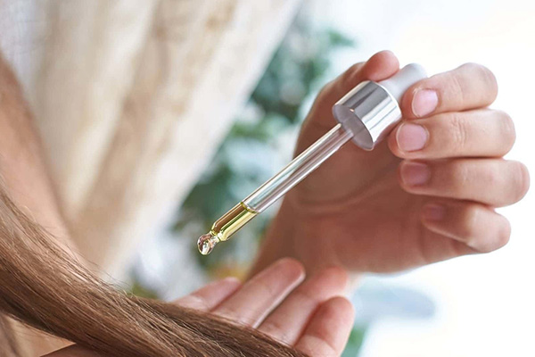 thoa serum và tinh dầu dưỡng tóc