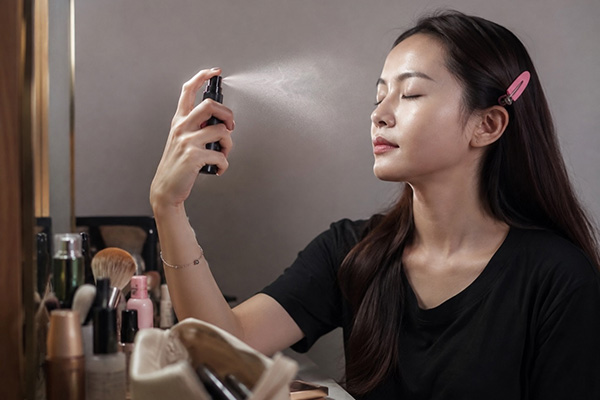 xịt khóa nền giúp lớp makeup lâu trôi